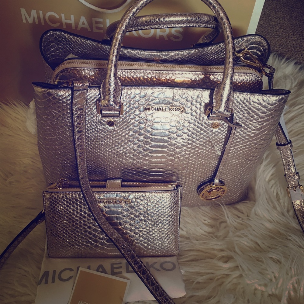 Michael Kor's Savanna Embossed Satchel & wallet - Picture 2 of 8
